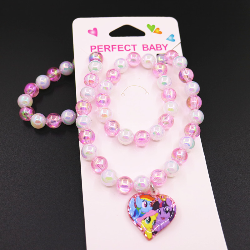 Bērnu kaklarotas un rokassprādzes komplekts ar pasakas princese motīvu — rezīns, atsevišķi iepakots, tīrība K5, 0,05 dārgmetāla kvalitāte, 2021. gada pavasaris