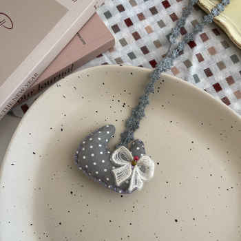 Bērnu kaklarota ar karikatūru auduma kulonu, roku darbs, dzīvnieku motīvs