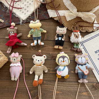 Rokām darināta bērnu kaklarota ar auduma kulonu, karikatūras dzīvnieka tēls, no auduma; piemērota vecumam 3–10+ gadi