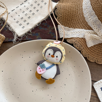 Rokām darināta bērnu kaklarota ar auduma kulonu, karikatūras dzīvnieka tēls, no auduma; piemērota vecumam 3–10+ gadi