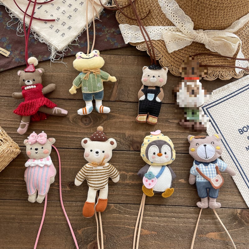 Rokām darināta bērnu kaklarota ar auduma kulonu, karikatūras dzīvnieka tēls, no auduma; piemērota vecumam 3–10+ gadi