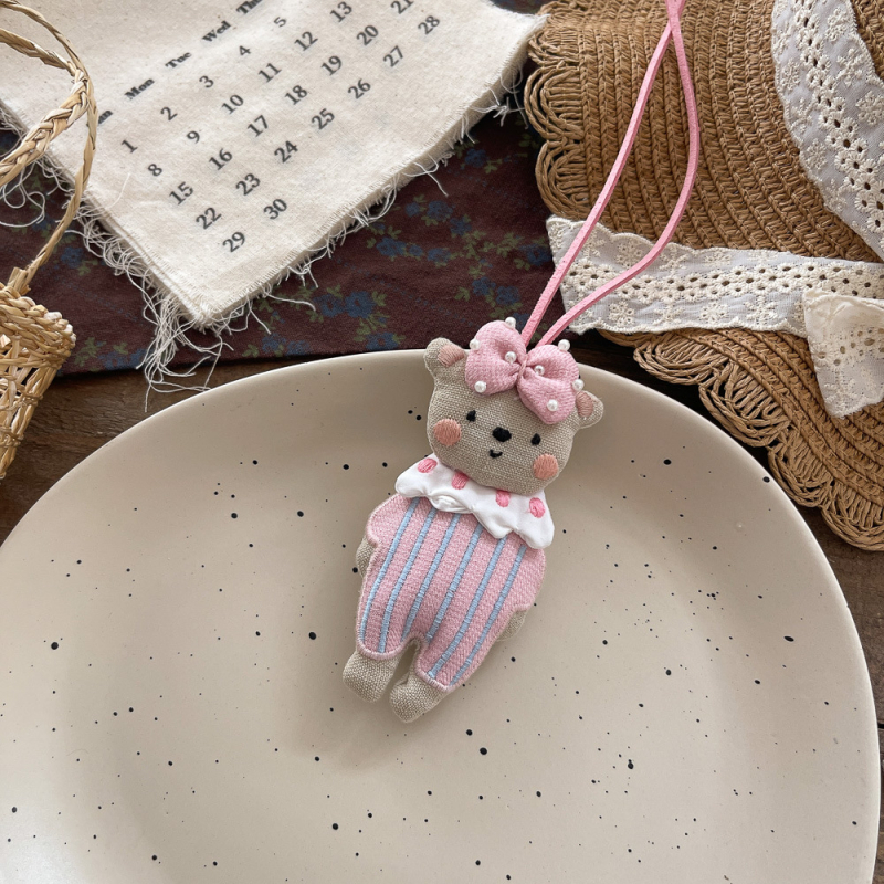 Rokām darināta bērnu kaklarota ar auduma kulonu, karikatūras dzīvnieka tēls, no auduma; piemērota vecumam 3–10+ gadi