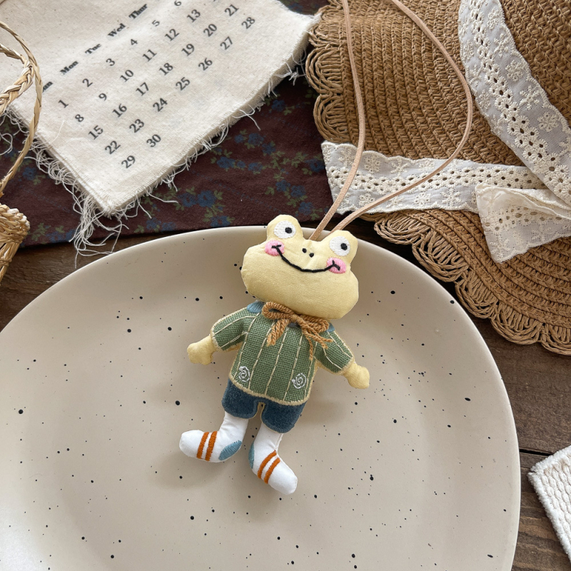 Rokām darināta bērnu kaklarota ar auduma kulonu, karikatūras dzīvnieka tēls, no auduma; piemērota vecumam 3–10+ gadi