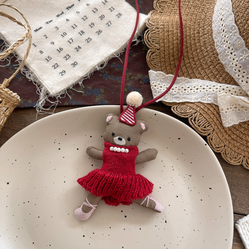 Rokām darināta bērnu kaklarota ar auduma kulonu, karikatūras dzīvnieka tēls, no auduma; piemērota vecumam 3–10+ gadi