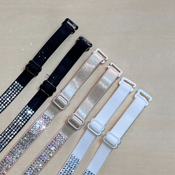 Kleita ar dimantu rotājumā pleciem un neatklātā krūšu daļa ar plāniem siksniņām, neilons; pērlītes, dimanti, pavasaris 2024