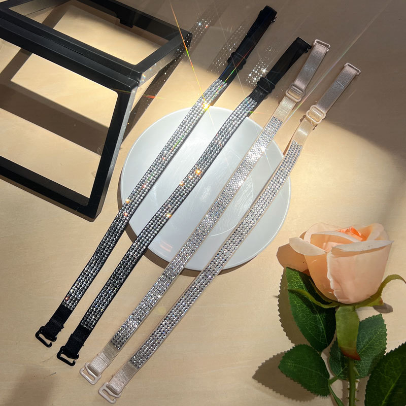 Kleita ar dimantu rotājumā pleciem un neatklātā krūšu daļa ar plāniem siksniņām, neilons; pērlītes, dimanti, pavasaris 2024