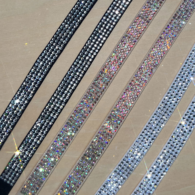 Kleita ar dimantu rotājumā pleciem un neatklātā krūšu daļa ar plāniem siksniņām, neilons; pērlītes, dimanti, pavasaris 2024