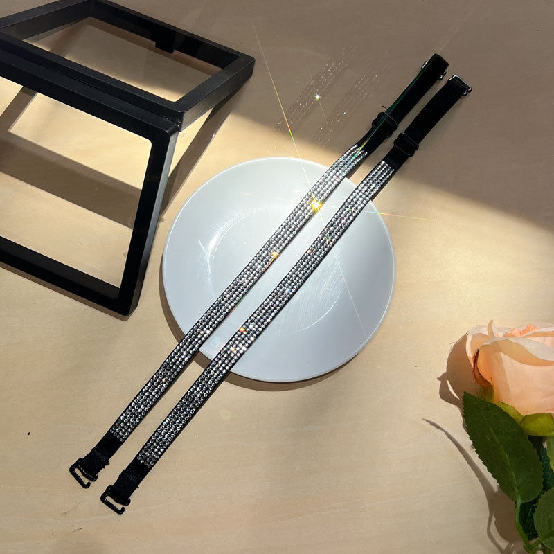 Kleita ar dimantu rotājumā pleciem un neatklātā krūšu daļa ar plāniem siksniņām, neilons; pērlītes, dimanti, pavasaris 2024