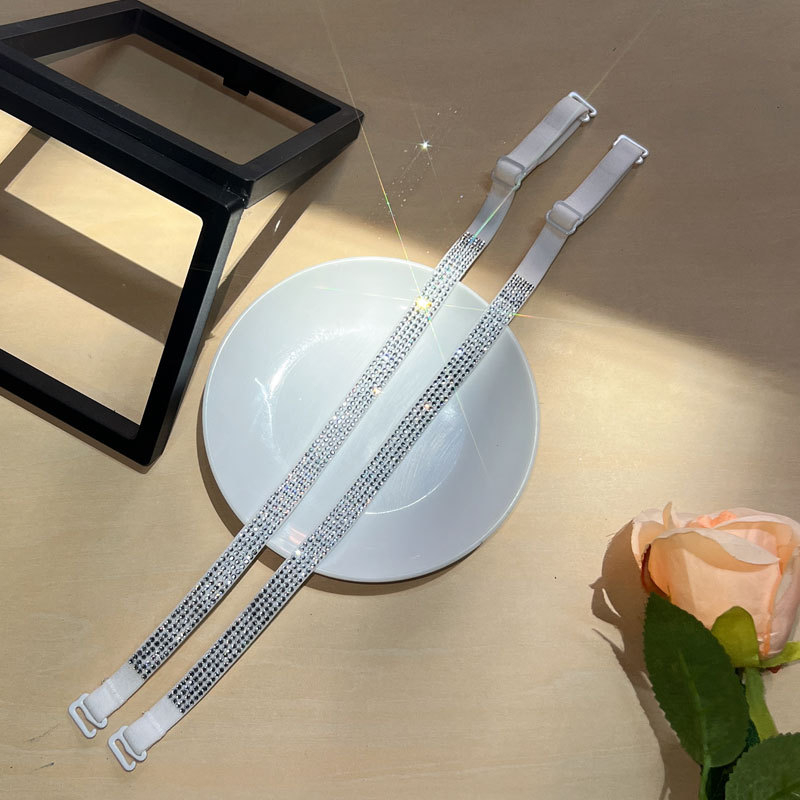 Kleita ar dimantu rotājumā pleciem un neatklātā krūšu daļa ar plāniem siksniņām, neilons; pērlītes, dimanti, pavasaris 2024