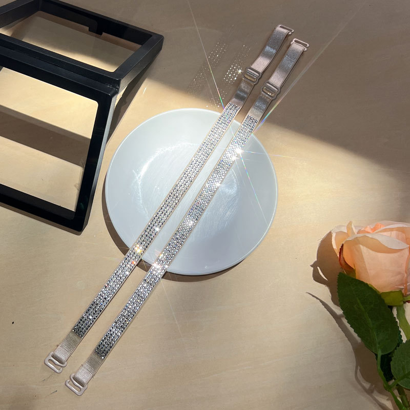 Kleita ar dimantu rotājumā pleciem un neatklātā krūšu daļa ar plāniem siksniņām, neilons; pērlītes, dimanti, pavasaris 2024