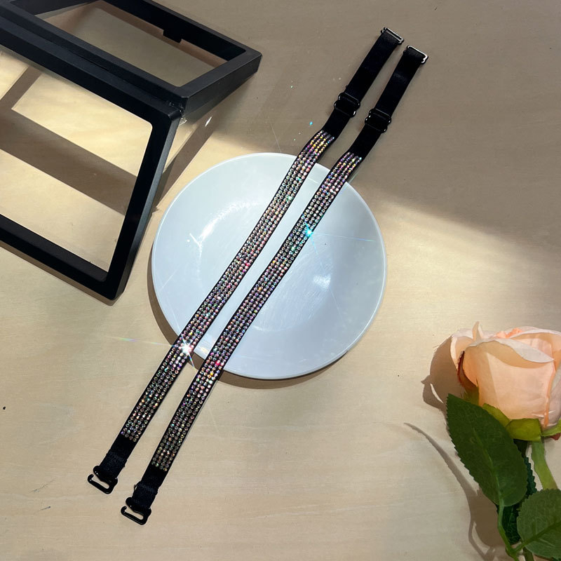 Kleita ar dimantu rotājumā pleciem un neatklātā krūšu daļa ar plāniem siksniņām, neilons; pērlītes, dimanti, pavasaris 2024