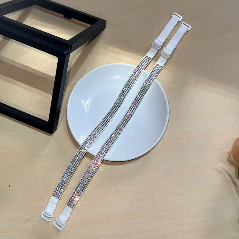 Kleita ar dimantu rotājumā pleciem un neatklātā krūšu daļa ar plāniem siksniņām, neilons; pērlītes, dimanti, pavasaris 2024