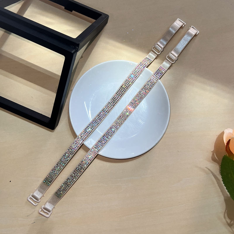 Kleita ar dimantu rotājumā pleciem un neatklātā krūšu daļa ar plāniem siksniņām, neilons; pērlītes, dimanti, pavasaris 2024