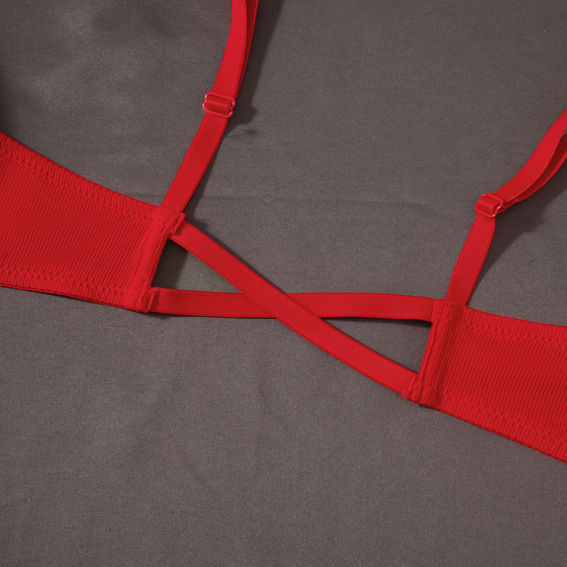 Push-Up krūšturis no neilona ar plānām formētām kupām, putu pildījums, fiksētas dubultās siksnas