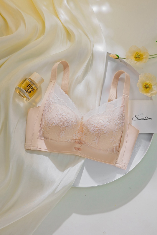 Nailona krūšturis ar modalas pildījumu (90–95%), 3/4 kauss, augšdaļa plāna, apakšdaļa bieza, aizmugurē četrrindu āķu aizdare.