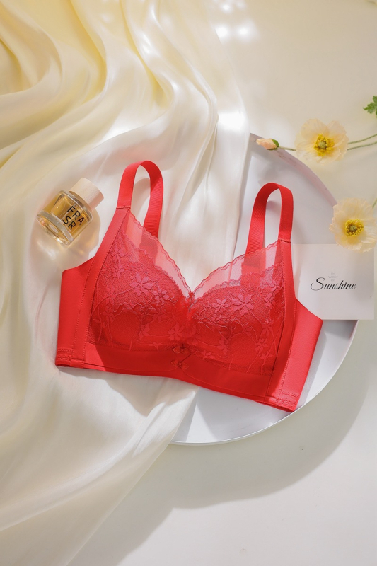 Nailona krūšturis ar modalas pildījumu (90–95%), 3/4 kauss, augšdaļa plāna, apakšdaļa bieza, aizmugurē četrrindu āķu aizdare.