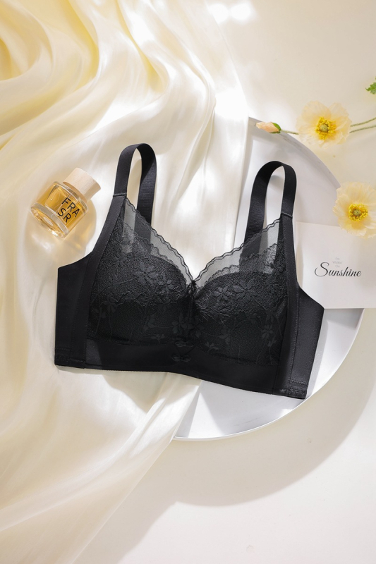 Nailona krūšturis ar modalas pildījumu (90–95%), 3/4 kauss, augšdaļa plāna, apakšdaļa bieza, aizmugurē četrrindu āķu aizdare.