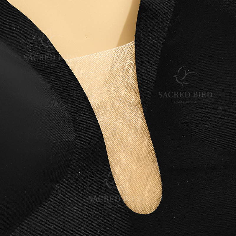 Nylonapakšveļa bez muguras ar dziļu U kaklu un režģa paneli, bezšuvju un viegla, plānas veidotas kupas, dubultās plecu siksnas