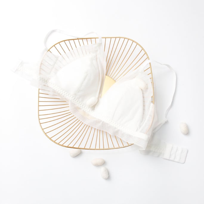 Sutien din mătase cu cupe triunghiulare, model subțire, căptușeală din mătase Mulberry, bretele fixe duble, închidere spate cu trei rânduri