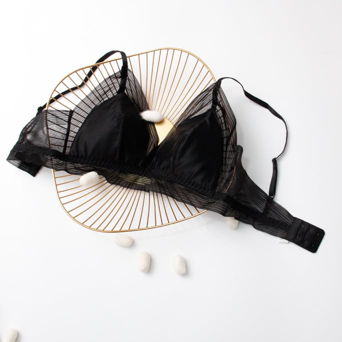 Sutien din mătase cu cupe triunghiulare, model subțire, căptușeală din mătase Mulberry, bretele fixe duble, închidere spate cu trei rânduri