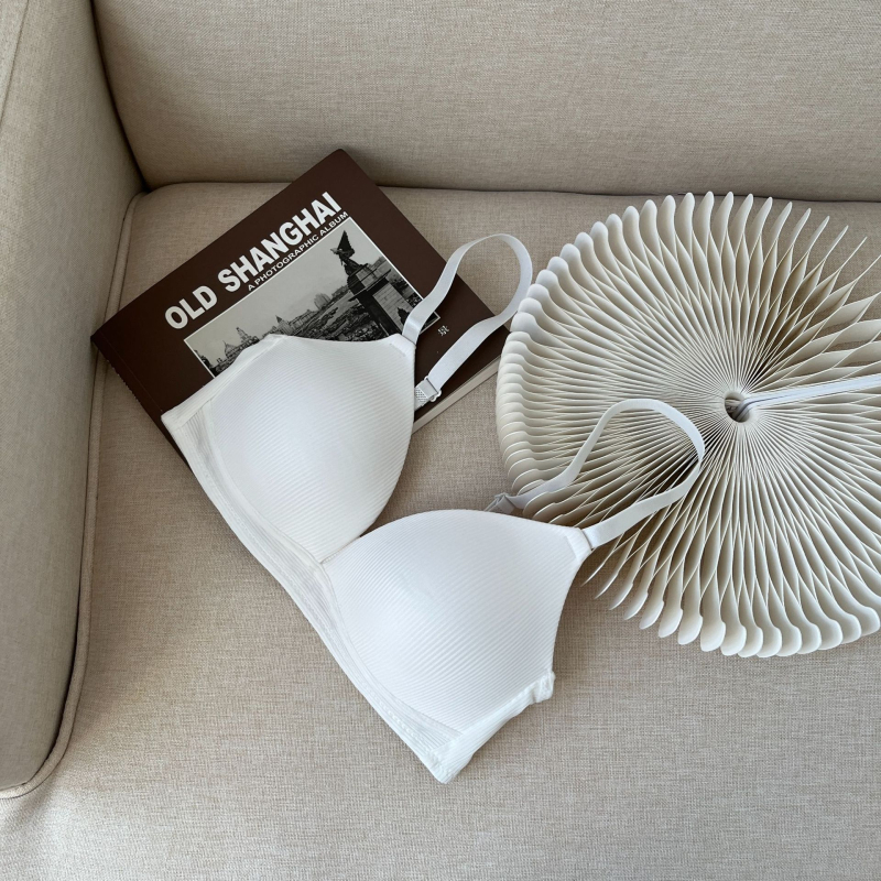 Juhtmevaba rinnahoidja õhukeste vormitud koppidega, selja kahekordse risti sulgemine, polüesterkangas