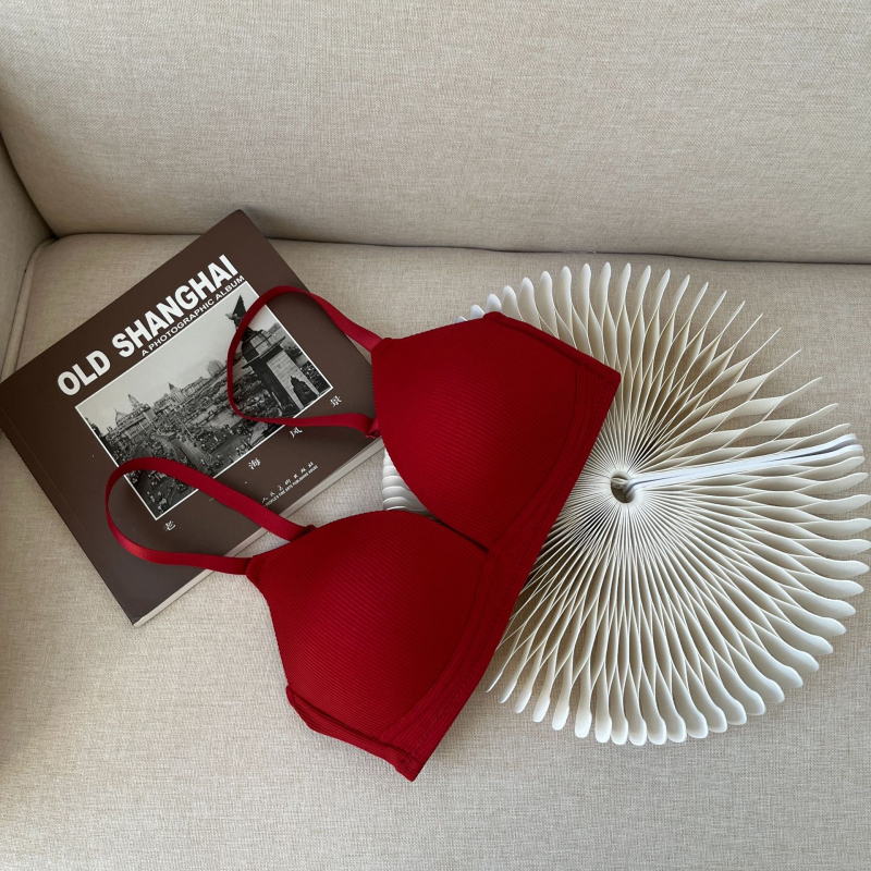 Juhtmevaba rinnahoidja õhukeste vormitud koppidega, selja kahekordse risti sulgemine, polüesterkangas