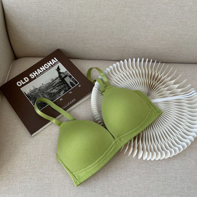 Juhtmevaba rinnahoidja õhukeste vormitud koppidega, selja kahekordse risti sulgemine, polüesterkangas