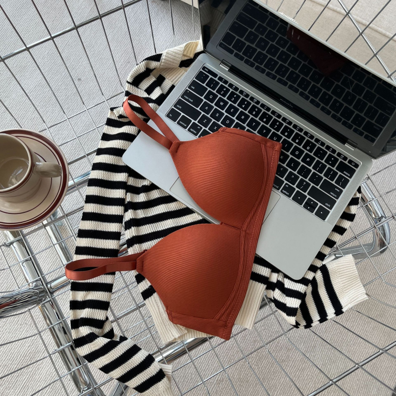 Juhtmevaba rinnahoidja õhukeste vormitud koppidega, selja kahekordse risti sulgemine, polüesterkangas