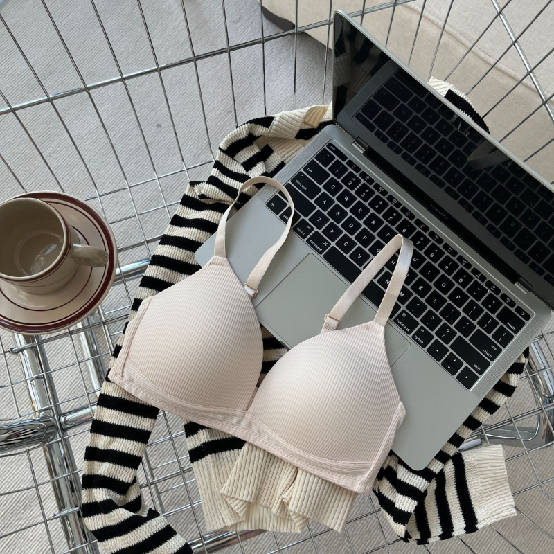 Juhtmevaba rinnahoidja õhukeste vormitud koppidega, selja kahekordse risti sulgemine, polüesterkangas