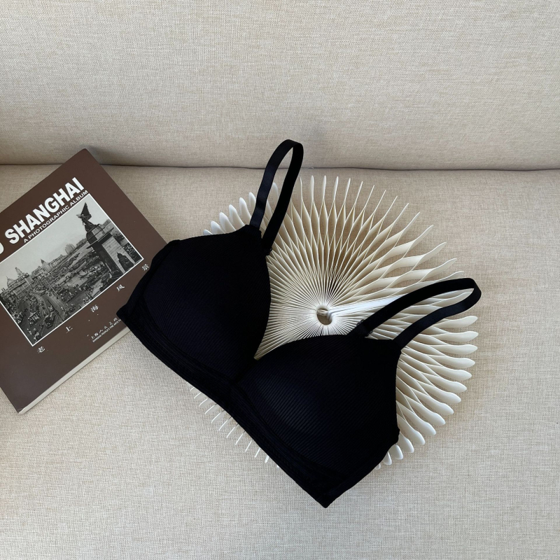 Juhtmevaba rinnahoidja õhukeste vormitud koppidega, selja kahekordse risti sulgemine, polüesterkangas