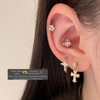 Kõrvarõngad – titano terasest kruvivõll kõrva luu jaoks, geomeetriline kuju, elektroplatitud kate, kaubamärk Tyg, roostevabast terasest post