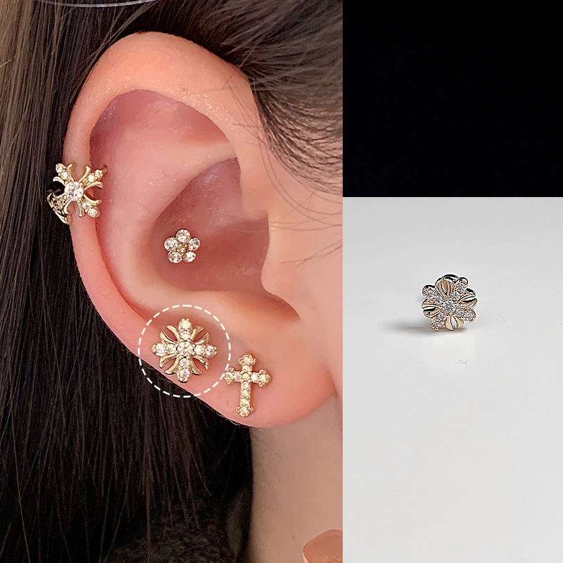 Kõrvarõngad – titano terasest kruvivõll kõrva luu jaoks, geomeetriline kuju, elektroplatitud kate, kaubamärk Tyg, roostevabast terasest post