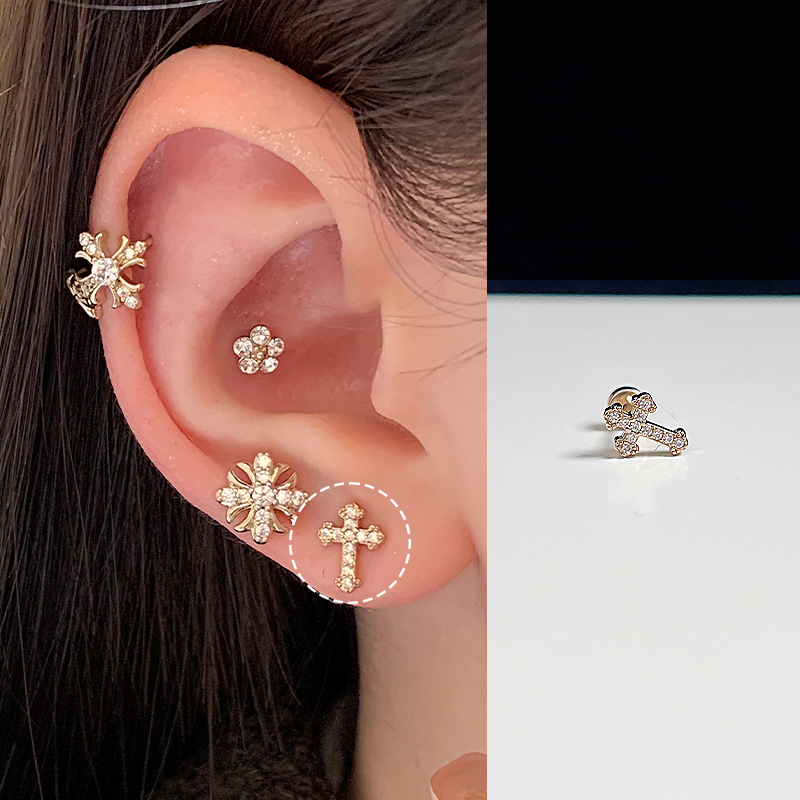 Kõrvarõngad – titano terasest kruvivõll kõrva luu jaoks, geomeetriline kuju, elektroplatitud kate, kaubamärk Tyg, roostevabast terasest post