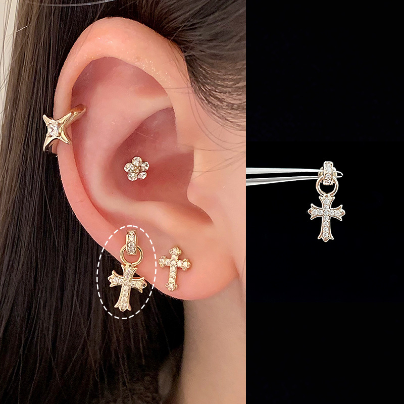 Kõrvarõngad – titano terasest kruvivõll kõrva luu jaoks, geomeetriline kuju, elektroplatitud kate, kaubamärk Tyg, roostevabast terasest post