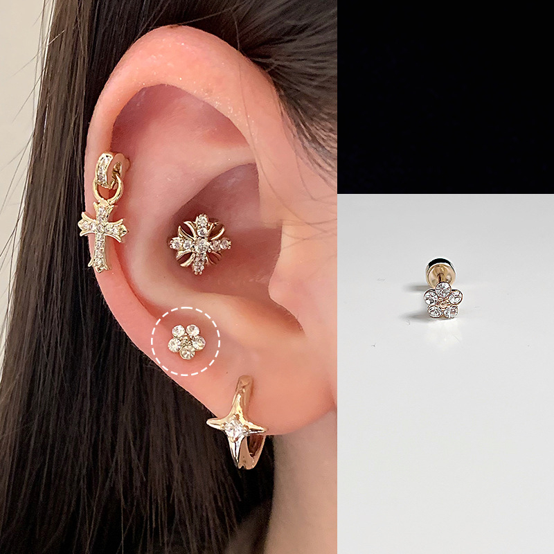 Kõrvarõngad – titano terasest kruvivõll kõrva luu jaoks, geomeetriline kuju, elektroplatitud kate, kaubamärk Tyg, roostevabast terasest post