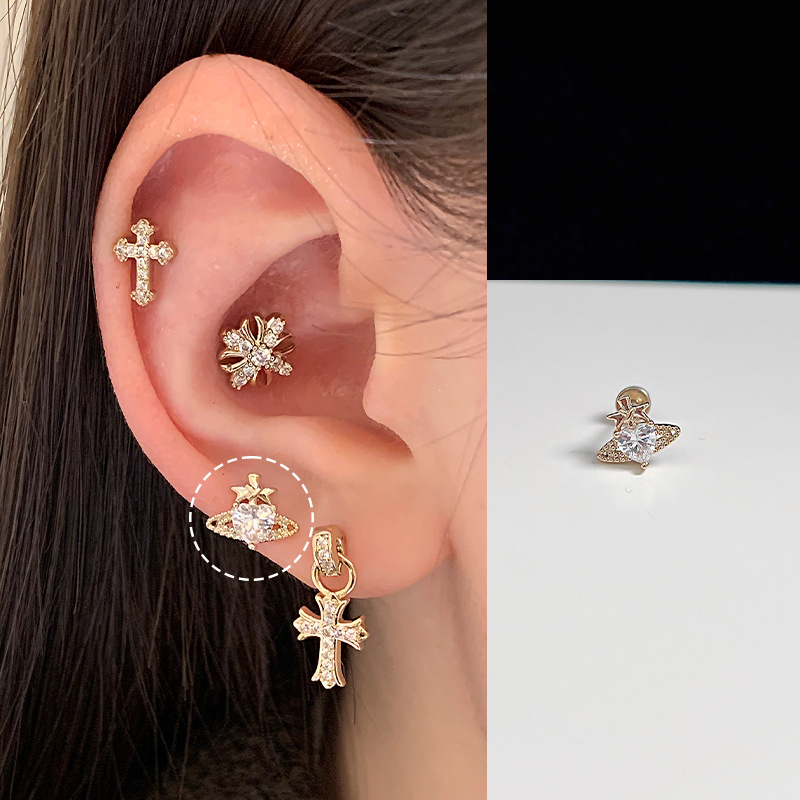 Kõrvarõngad – titano terasest kruvivõll kõrva luu jaoks, geomeetriline kuju, elektroplatitud kate, kaubamärk Tyg, roostevabast terasest post