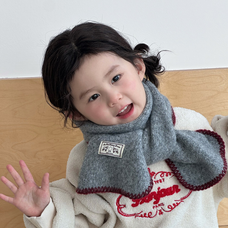 Vuneni šal za djecu, uzorak usklađenih boja, pravokutni oblik, jesen-zima 2025, održava toplinu