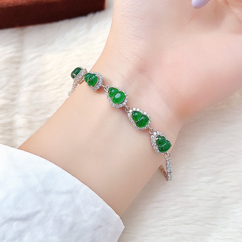 Narukvica od ledenog nefrita s motivima četiri lista i oblika tikve, privjesak Buddha od srebra 925