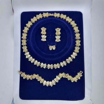 Ženski set nakita s geometrijskim dizajnom i pavé kamenjem – Ogrlica, Naušnice, Narukvica, Prsten; Lanac 41–50 cm; Težina ~50 g; Materijal: legura; Privjesak: cinkova legura; Za vjenčanje