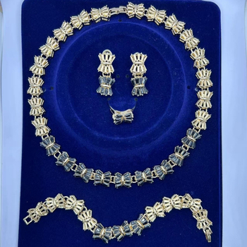 Ženski set nakita s geometrijskim dizajnom i pavé kamenjem – Ogrlica, Naušnice, Narukvica, Prsten; Lanac 41–50 cm; Težina ~50 g; Materijal: legura; Privjesak: cinkova legura; Za vjenčanje