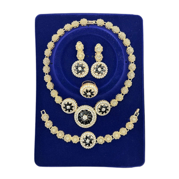 Ženski set nakita s geometrijskim dizajnom i pavé kamenjem – Ogrlica, Naušnice, Narukvica, Prsten; Lanac 41–50 cm; Težina ~50 g; Materijal: legura; Privjesak: cinkova legura; Za vjenčanje