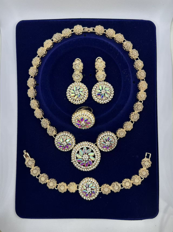Ženski set nakita s geometrijskim dizajnom i pavé kamenjem – Ogrlica, Naušnice, Narukvica, Prsten; Lanac 41–50 cm; Težina ~50 g; Materijal: legura; Privjesak: cinkova legura; Za vjenčanje
