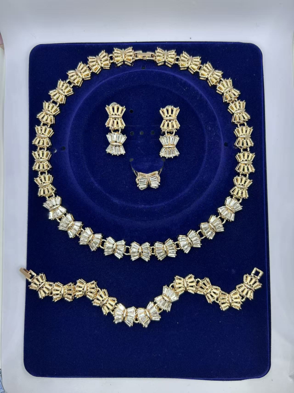Ženski set nakita s geometrijskim dizajnom i pavé kamenjem – Ogrlica, Naušnice, Narukvica, Prsten; Lanac 41–50 cm; Težina ~50 g; Materijal: legura; Privjesak: cinkova legura; Za vjenčanje