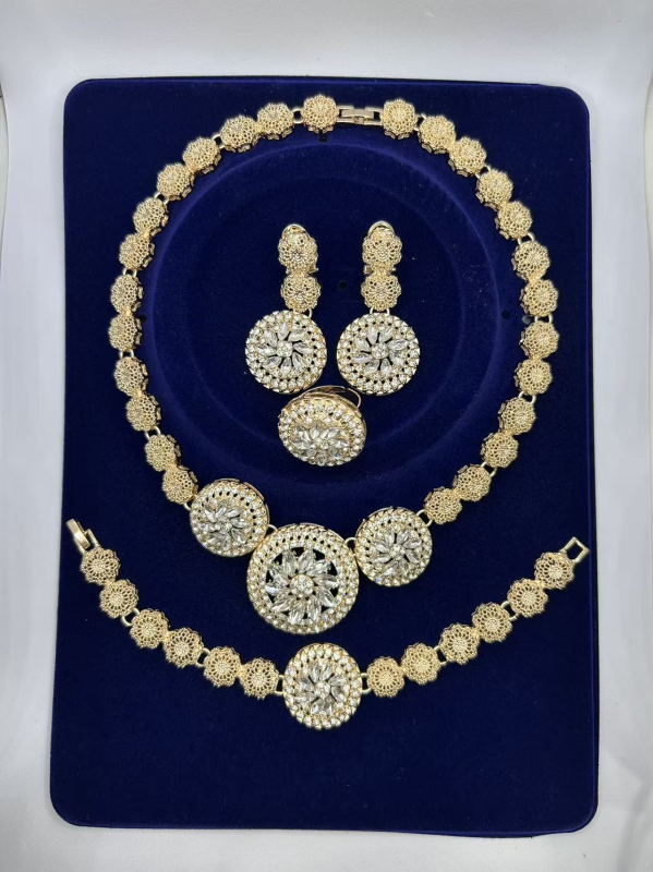 Ženski set nakita s geometrijskim dizajnom i pavé kamenjem – Ogrlica, Naušnice, Narukvica, Prsten; Lanac 41–50 cm; Težina ~50 g; Materijal: legura; Privjesak: cinkova legura; Za vjenčanje