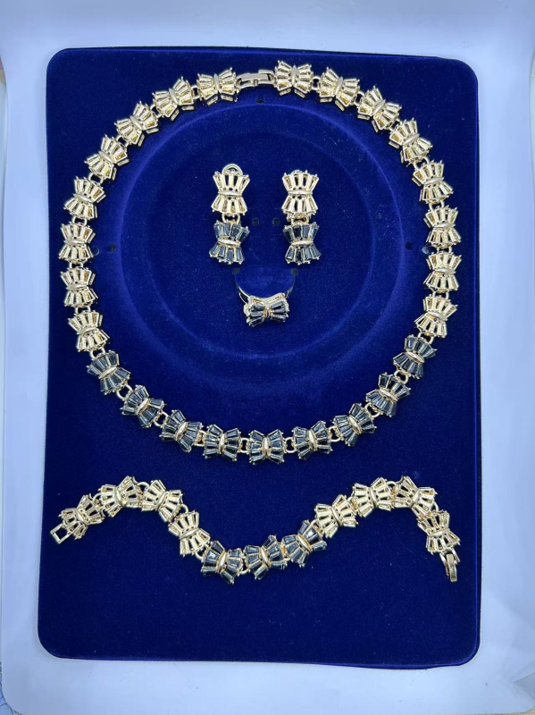 Ženski set nakita s geometrijskim dizajnom i pavé kamenjem – Ogrlica, Naušnice, Narukvica, Prsten; Lanac 41–50 cm; Težina ~50 g; Materijal: legura; Privjesak: cinkova legura; Za vjenčanje