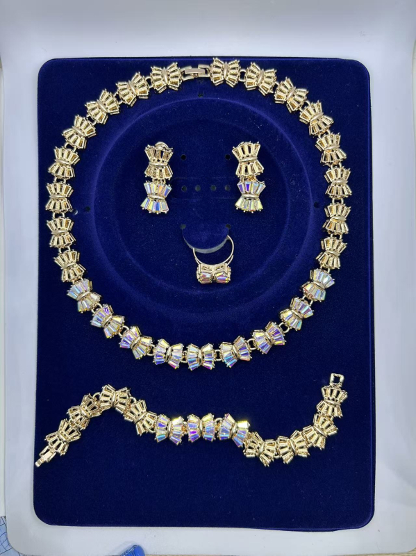 Ženski set nakita s geometrijskim dizajnom i pavé kamenjem – Ogrlica, Naušnice, Narukvica, Prsten; Lanac 41–50 cm; Težina ~50 g; Materijal: legura; Privjesak: cinkova legura; Za vjenčanje
