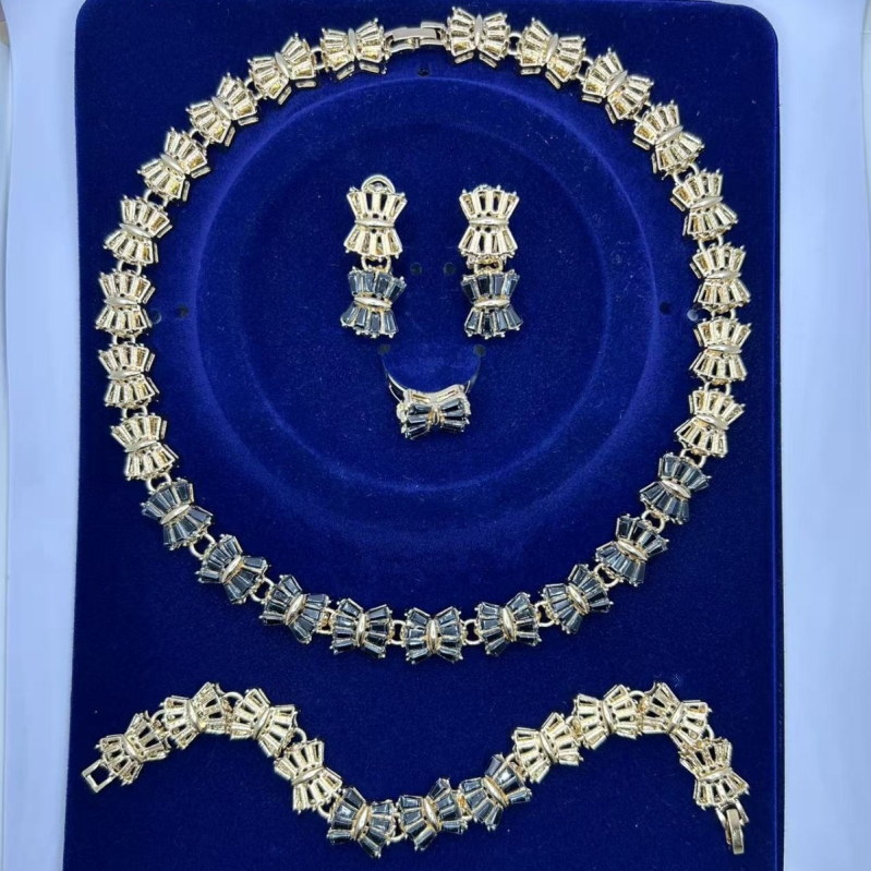 Ženski set nakita s geometrijskim dizajnom i pavé kamenjem – Ogrlica, Naušnice, Narukvica, Prsten; Lanac 41–50 cm; Težina ~50 g; Materijal: legura; Privjesak: cinkova legura; Za vjenčanje
