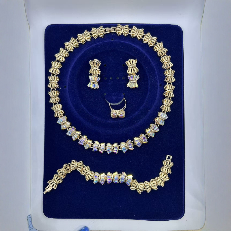 Ženski set nakita s geometrijskim dizajnom i pavé kamenjem – Ogrlica, Naušnice, Narukvica, Prsten; Lanac 41–50 cm; Težina ~50 g; Materijal: legura; Privjesak: cinkova legura; Za vjenčanje