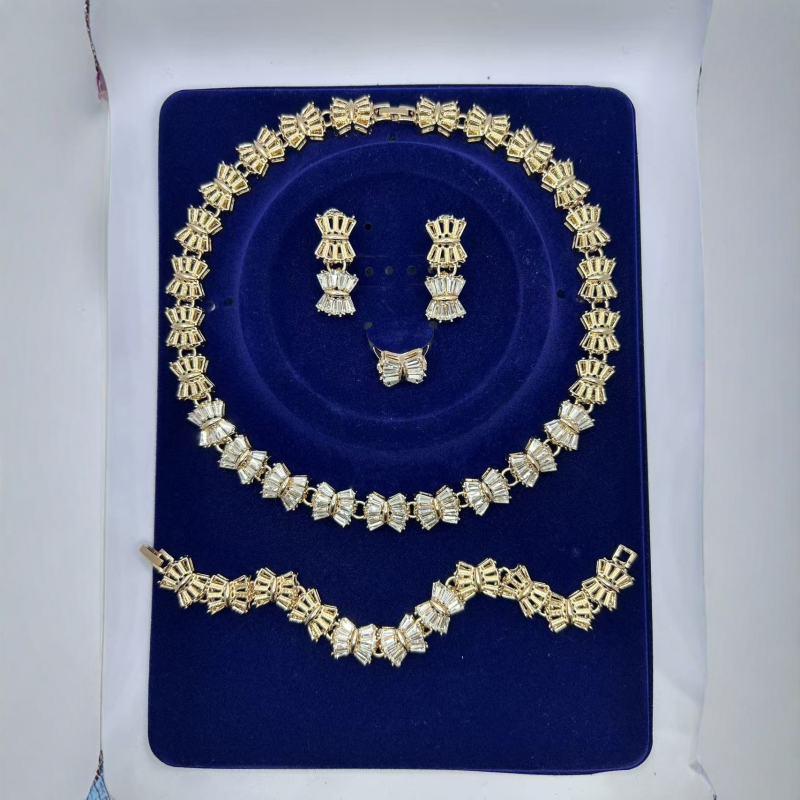Ženski set nakita s geometrijskim dizajnom i pavé kamenjem – Ogrlica, Naušnice, Narukvica, Prsten; Lanac 41–50 cm; Težina ~50 g; Materijal: legura; Privjesak: cinkova legura; Za vjenčanje