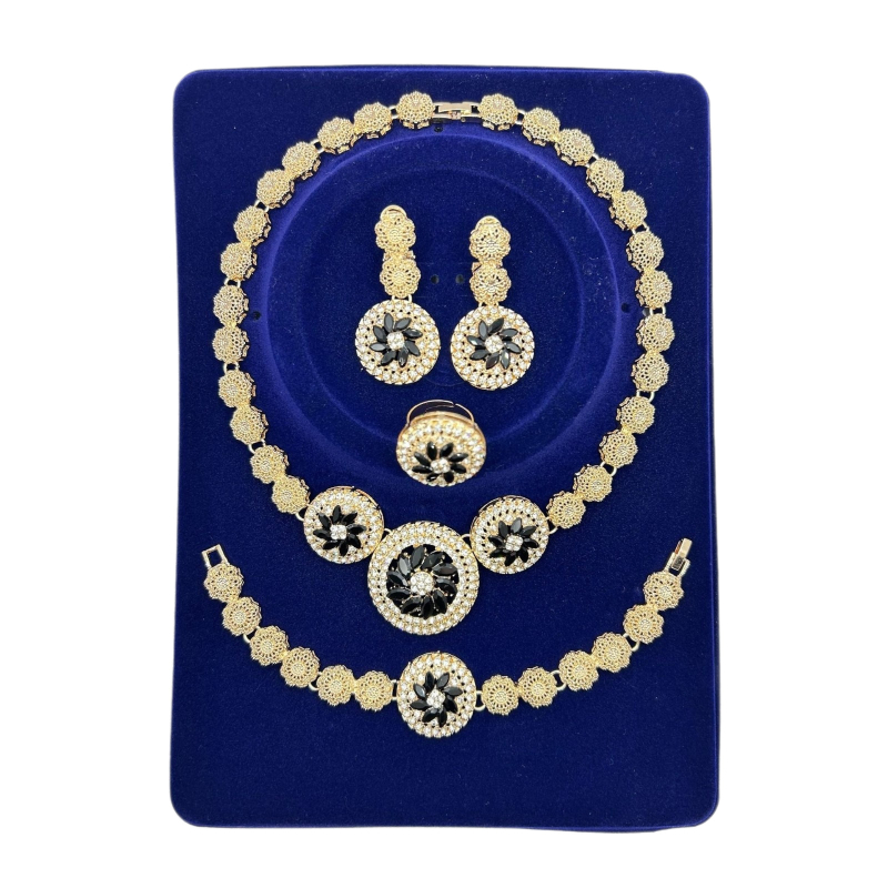 Ženski set nakita s geometrijskim dizajnom i pavé kamenjem – Ogrlica, Naušnice, Narukvica, Prsten; Lanac 41–50 cm; Težina ~50 g; Materijal: legura; Privjesak: cinkova legura; Za vjenčanje